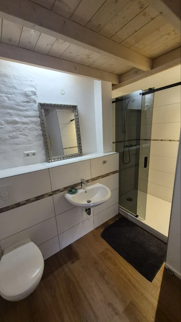 Modernes Badezimmer mit Dusche