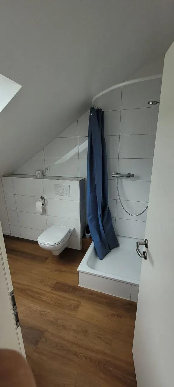 Badezimmer mit Dusche und WC