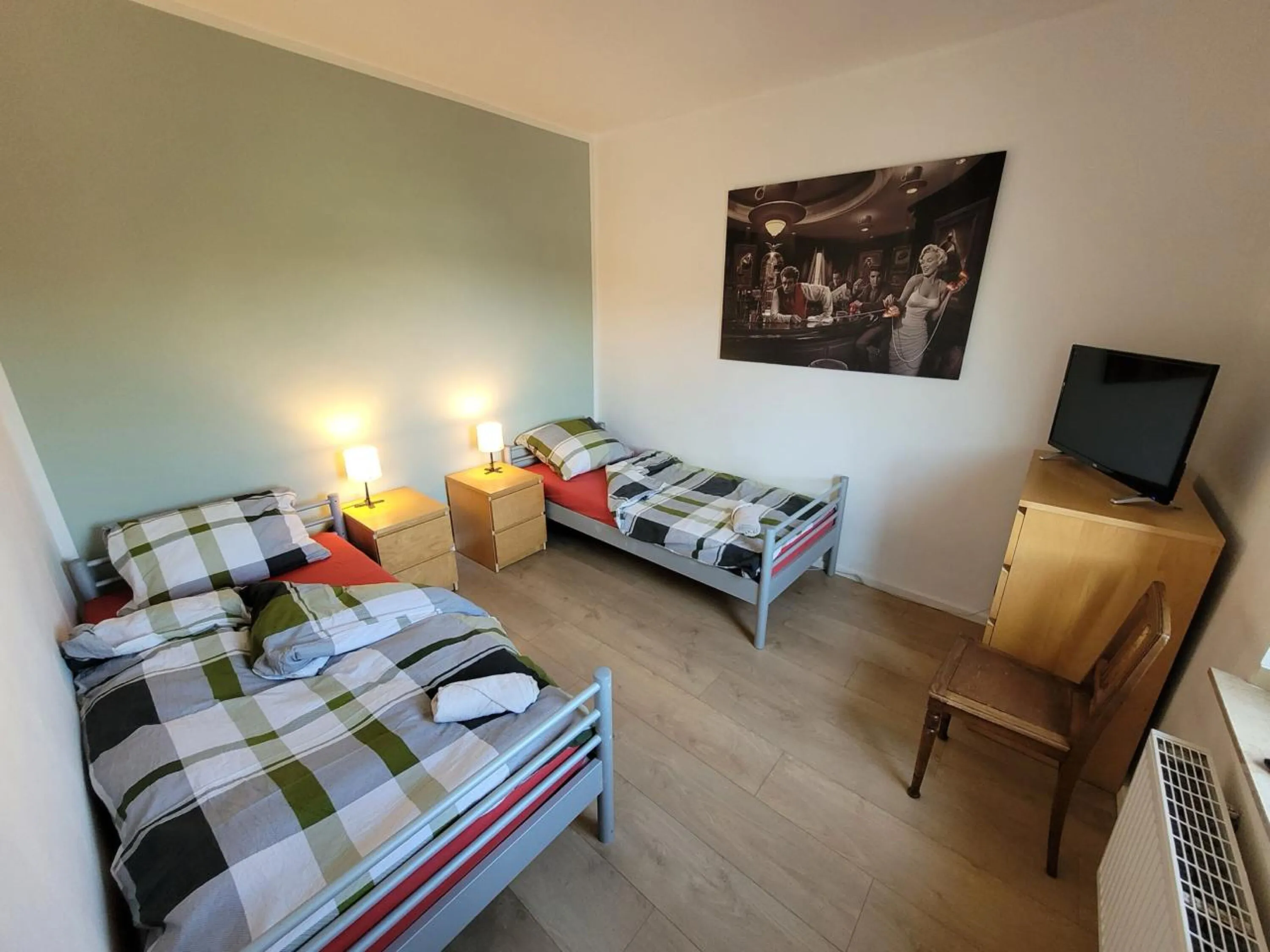 Helles Schlafzimmer mit Doppel- und Einzelbett