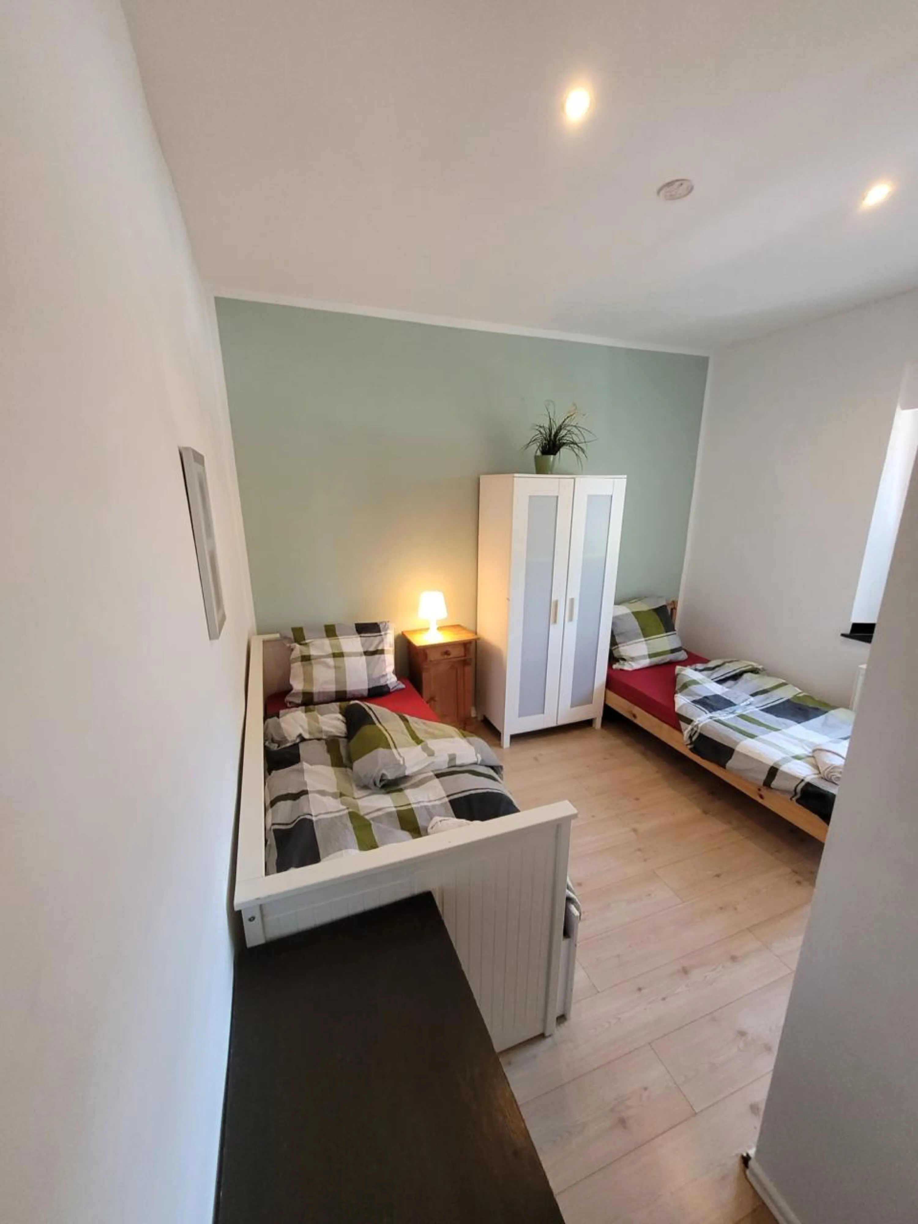 Schlafzimmer mit zwei Einzelbetten und Kleiderschrank