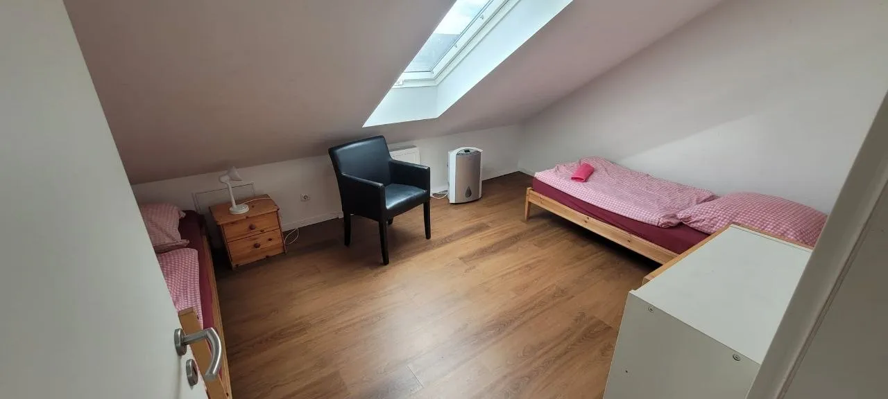 Schlafzimmer unter dem Dach mit zwei Betten